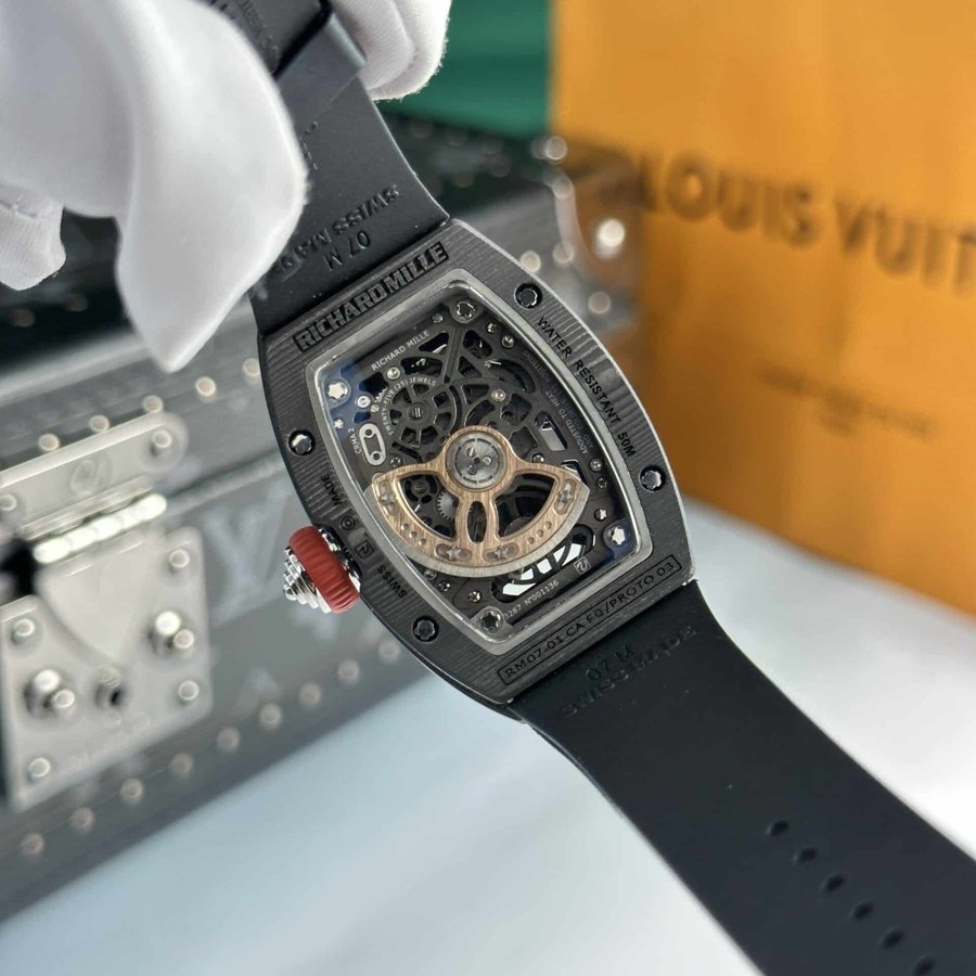 Replikaklocka: Richard Mille RM 07-01, svart kolfiber, svart, gummi, 45.32 X 32,3 mm — av hög kvalitet – Bild 7