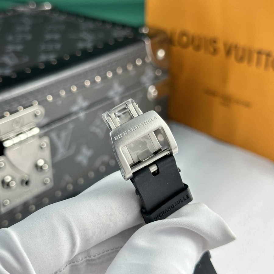 Replikaklocka: Richard Mille RM 07-01, svart kolfiber, svart, gummi, 45.32 X 32,3 mm — av hög kvalitet – Bild 8